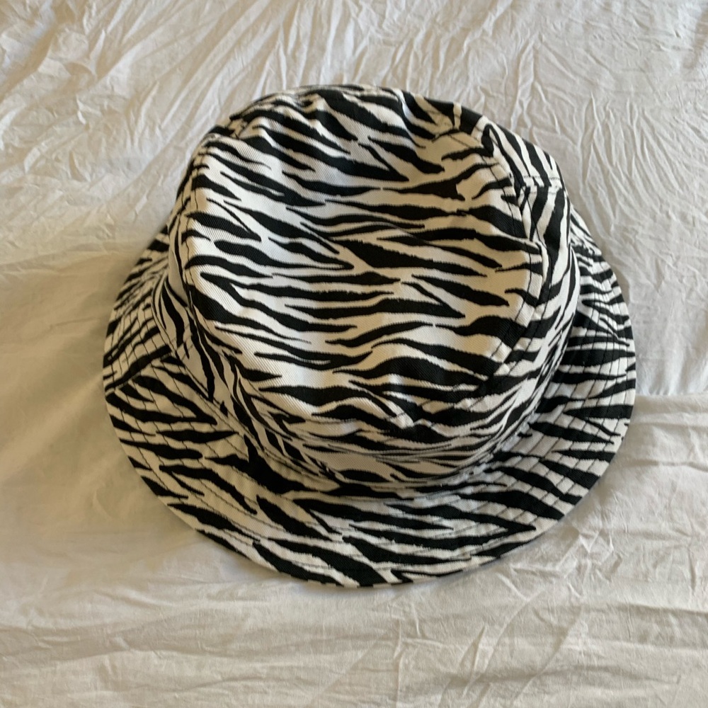 URBAN OUTFITTERS BUCKET HAT!